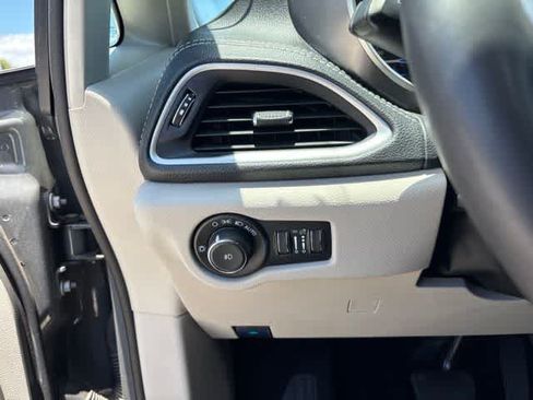 Used 2023 Chrysler Pacifica Touring-L FWD image 10