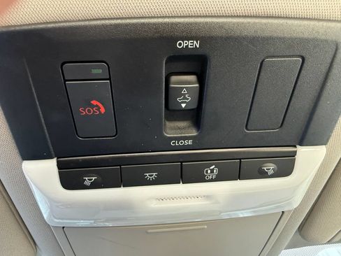 Used 2023 Nissan Altima 2.5 SV w/ SV Premium Package FWD image 35