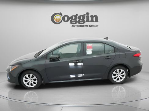 Used 2025 Toyota Corolla LE FWD image 3