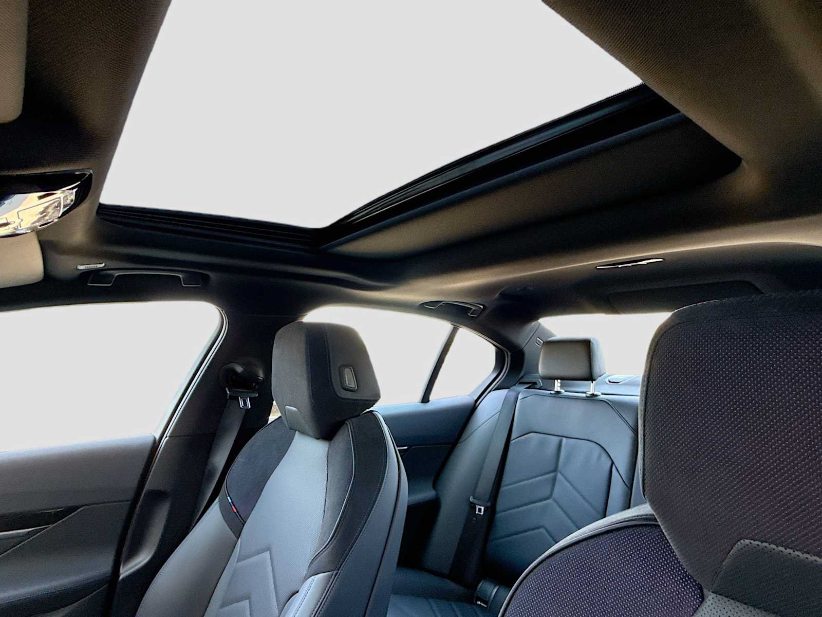 Used 2026 BMW 530i xDrive w/ M Sport Package AWD/4WD image 15