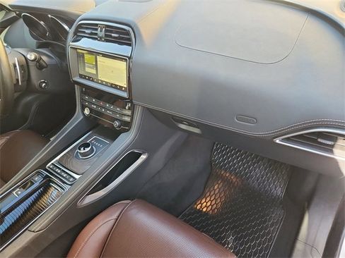 Used 2019 Jaguar F-PACE S image 30