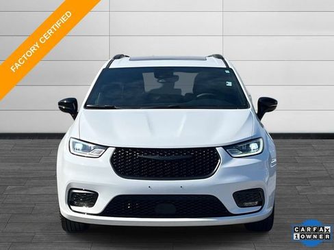 Certified 2025 Chrysler Pacifica Limited FWD image 11
