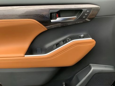 New 2026 Toyota Highlander Platinum image 10