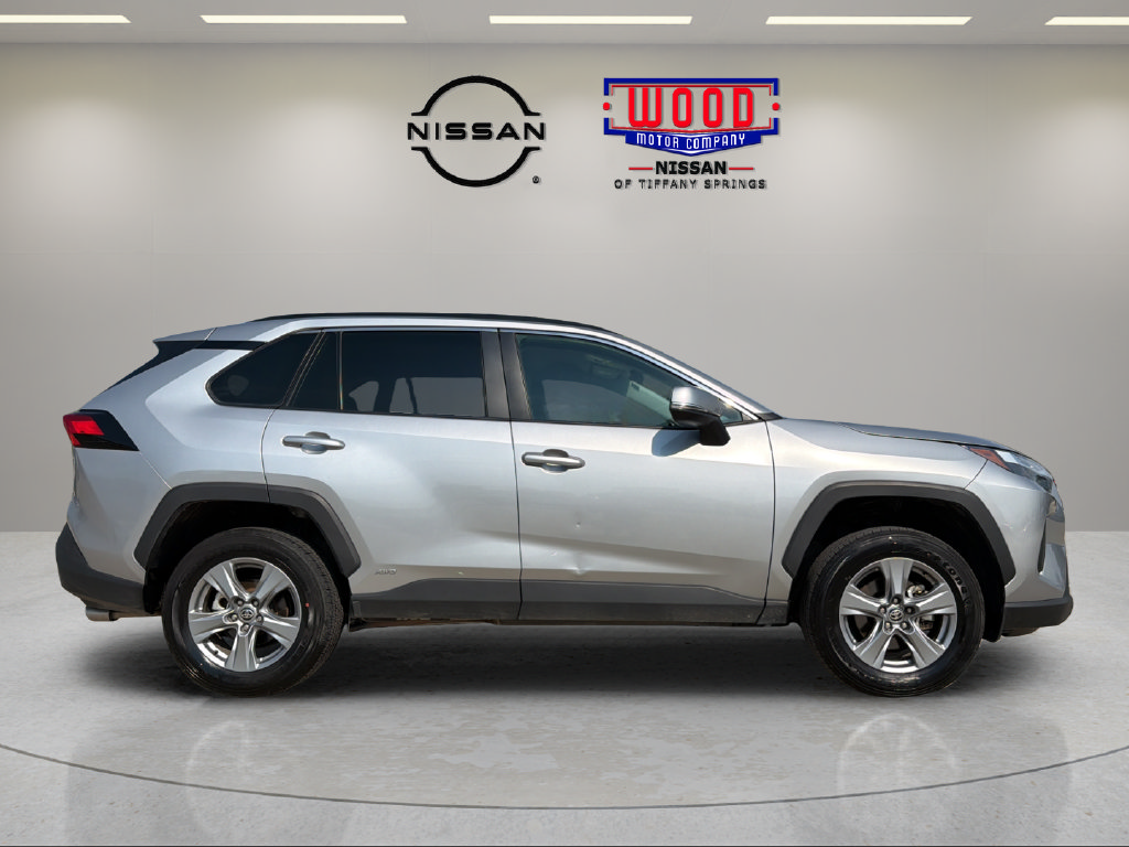 Used 2025 Toyota RAV4 XLE AWD/4WD image 2