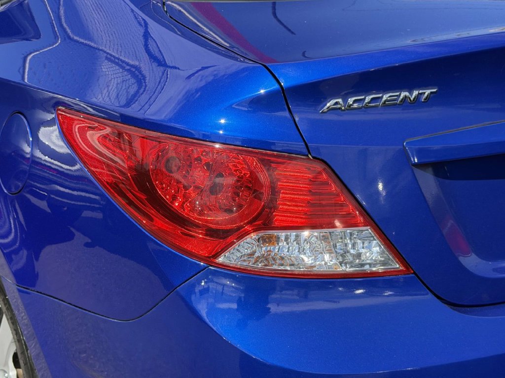 Used 2013 Hyundai Accent GLS w/ Premium Pkg FWD image 12