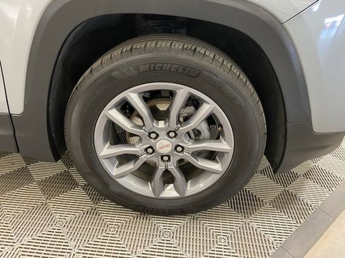 Used 2024 GMC Terrain SLT image 2