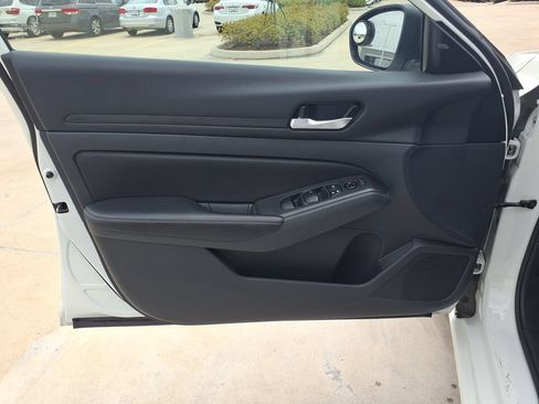 Used 2025 Nissan Altima 2.5 SV FWD image 12