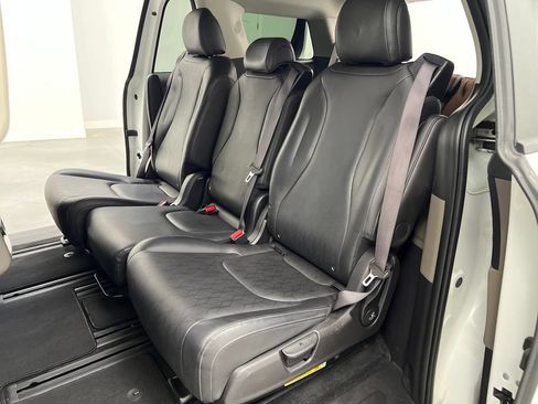 Used 2025 Kia Carnival FWD image 16