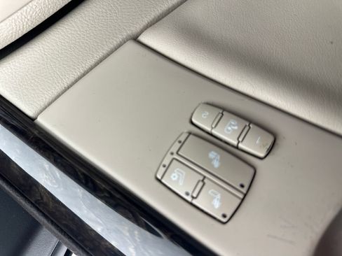 Used 2008 Cadillac DTS w/ Sun And Sound Package FWD image 32