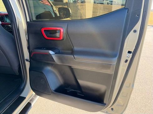 Used 2017 Toyota Tacoma TRD Off-Road image 21