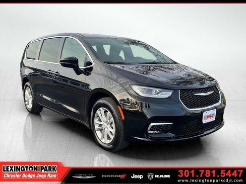 New 2026 Chrysler Pacifica Select image 1