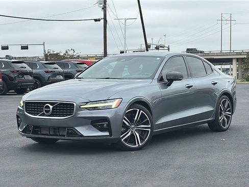 Used 2019 Volvo S60 T6 R-Design image 2