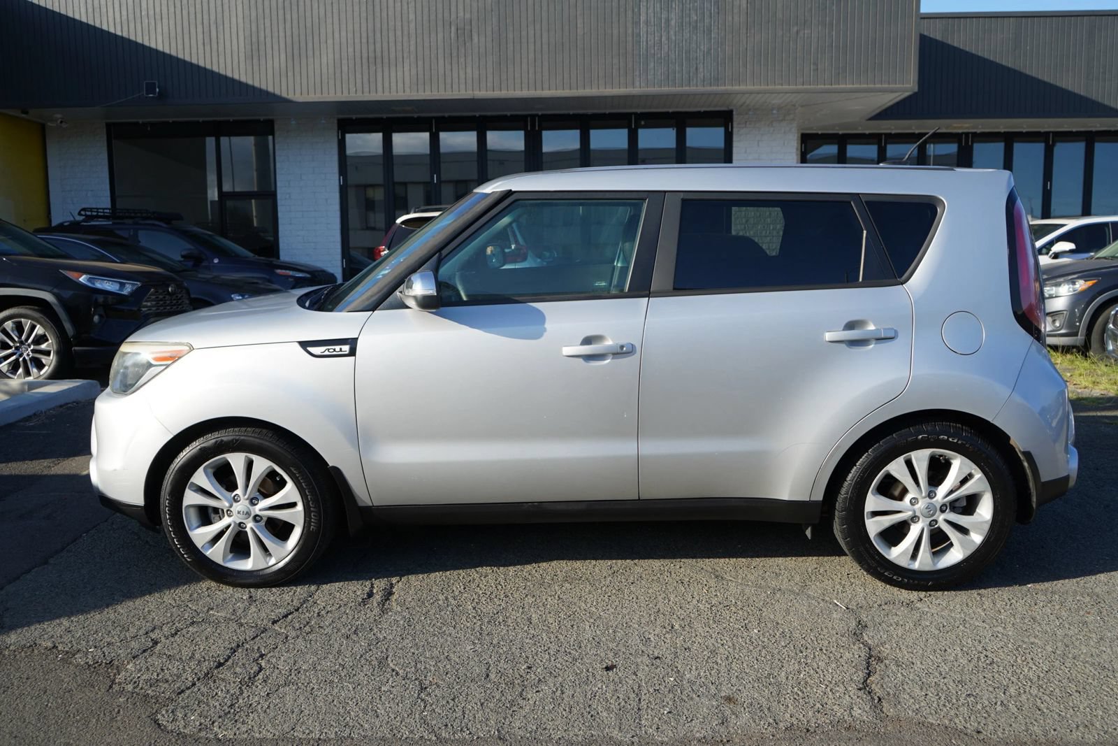 Used 2016 Kia Soul ! FWD image 2