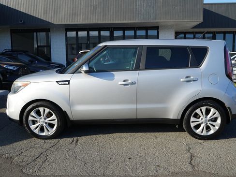 Used 2016 Kia Soul ! FWD image 2