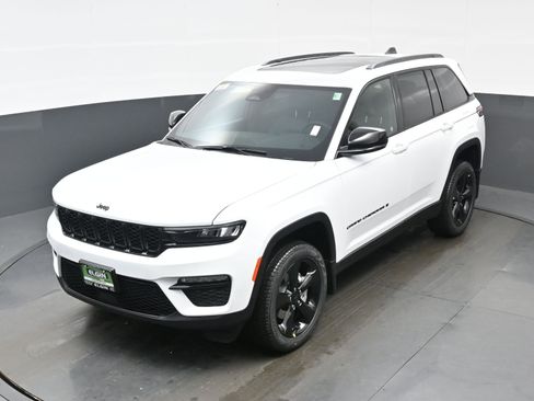 Used 2025 Jeep Grand Cherokee Limited w/ Black Appearance Package image 18