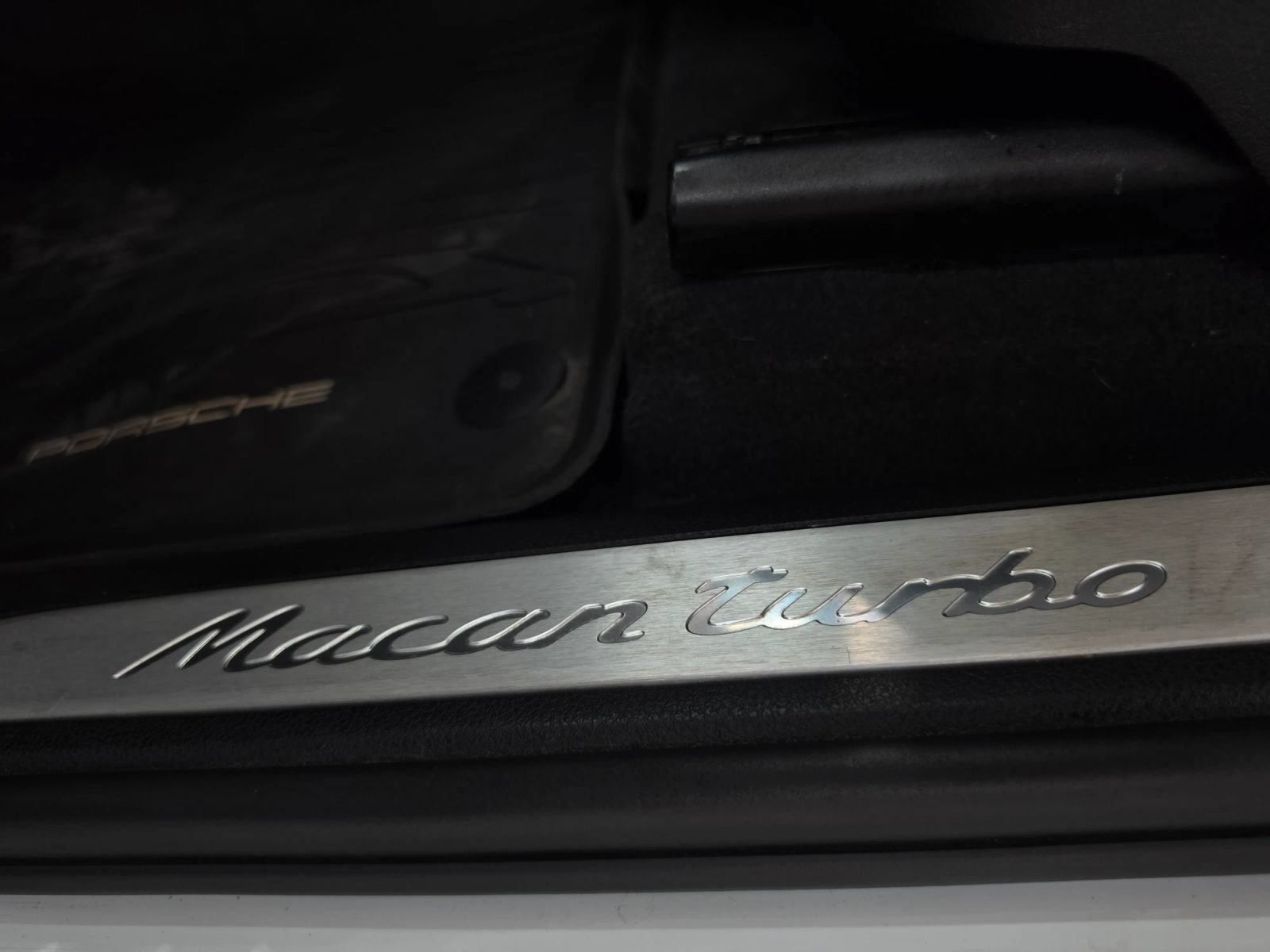 Used 2018 Porsche Macan Turbo w/ Premium Package Plus AWD/4WD image 18