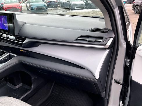 Used 2025 Toyota Sienna LE image 13
