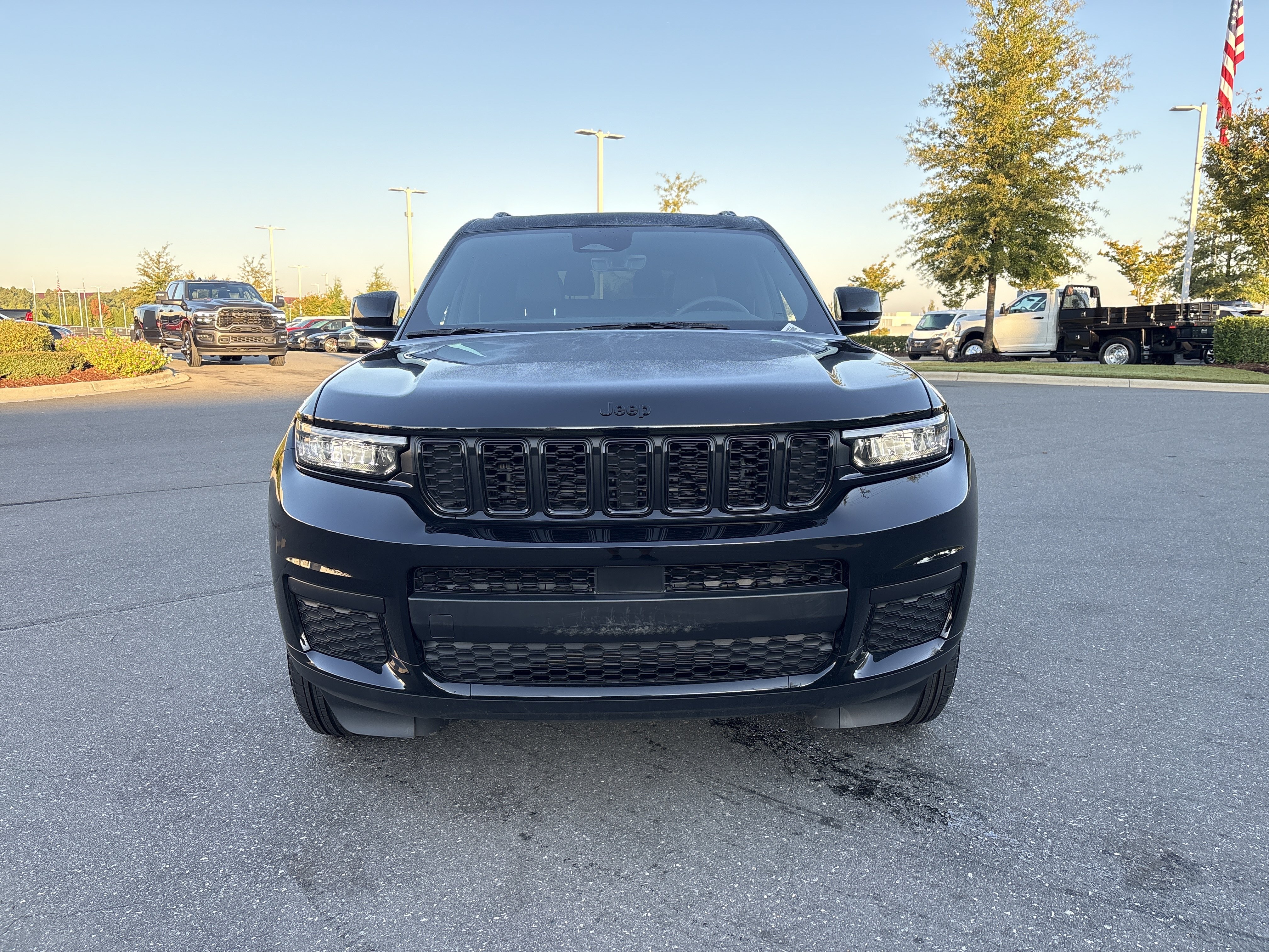 Used 2025 Jeep Grand Cherokee L Altitude AWD/4WD image 2