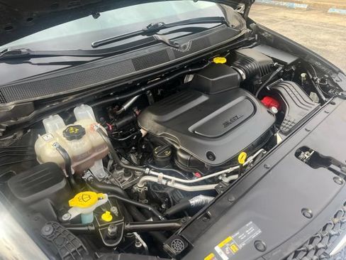 Used 2022 Chrysler Pacifica Touring-L FWD image 11