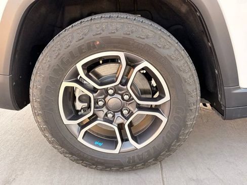Certified 2023 Jeep Grand Cherokee Trailhawk w/ Luxury Tech Group III AWD/4WD image 6