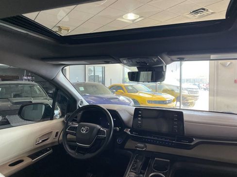 Used 2021 Toyota Sienna Limited image 27