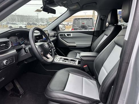 Used 2022 Ford Explorer XLT w/ Equipment Group 202A image 12