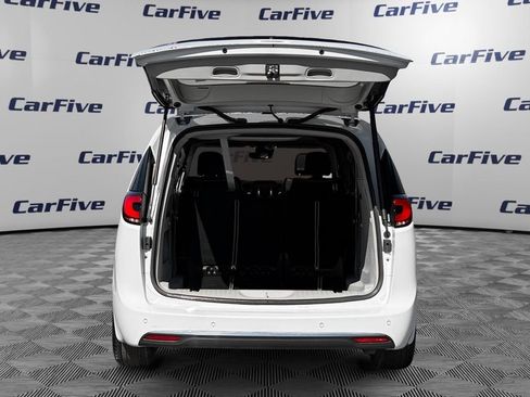 Used 2024 Chrysler Pacifica Limited FWD image 11
