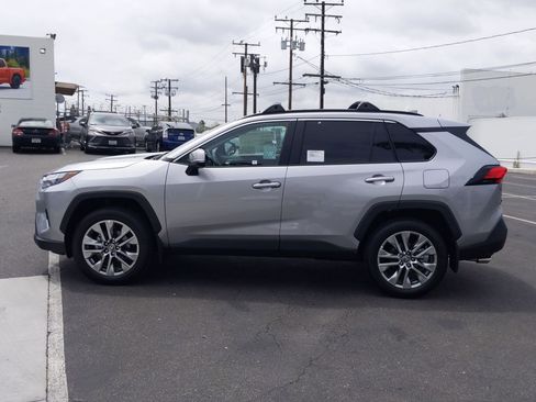 Used 2023 Toyota RAV4 XLE Premium image 7