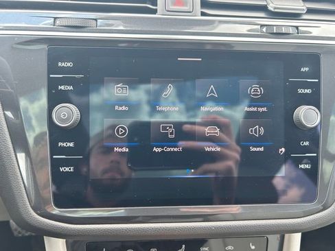 Certified 2023 Volkswagen Tiguan SE w/ Panoramic Sunroof Package AWD/4WD image 12
