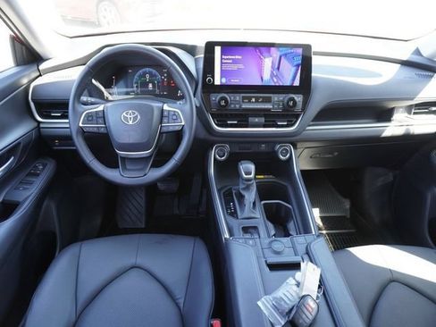 Used 2025 Toyota Grand Highlander FWD image 2