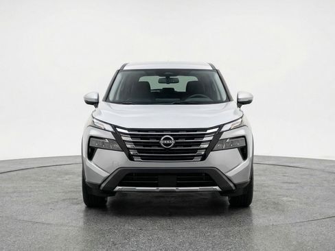 Used 2025 Nissan Rogue SV image 2