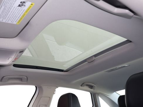 Used 2025 Volkswagen Jetta SE w/ Sunroof Package FWD image 5