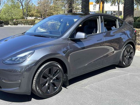 Used 2025 Tesla Model Y Long Range AWD/4WD image 46