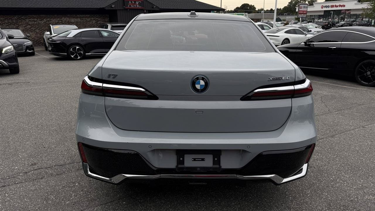 Used 2023 BMW i7 xDrive60 AWD/4WD image 14