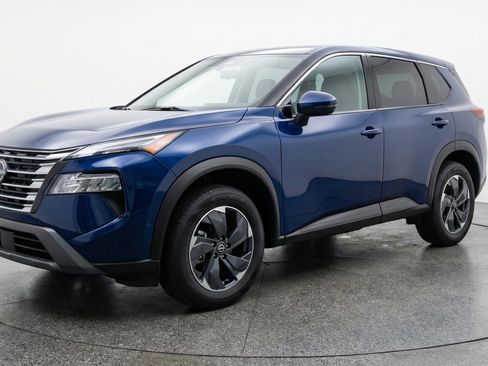 Used 2025 Nissan Rogue SV image 3