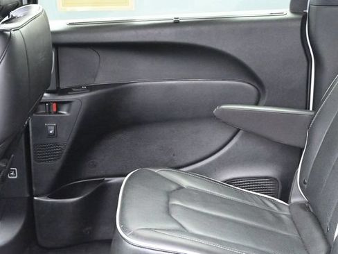 Used 2026 Chrysler Pacifica Limited FWD image 25
