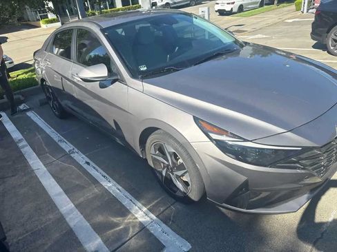 Used 2022 Hyundai Elantra Limited FWD image 2