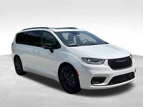 Used 2025 Chrysler Pacifica Limited FWD image 6