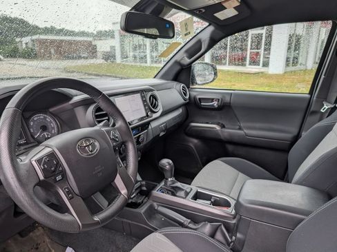 Used 2022 Toyota Tacoma TRD Sport w/ Technology Package AWD/4WD image 13