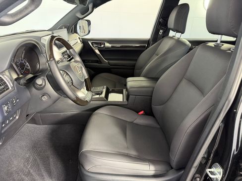 Used 2022 Lexus GX 460 Premium w/ Accessory Package image 4