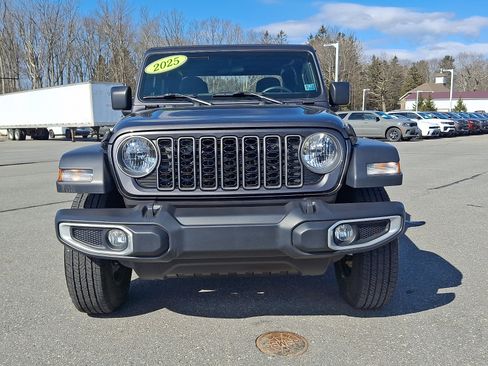 Used 2025 Jeep Gladiator Sport image 2