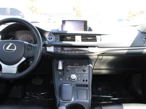 Used 2017 Lexus CT 200h FWD image 10
