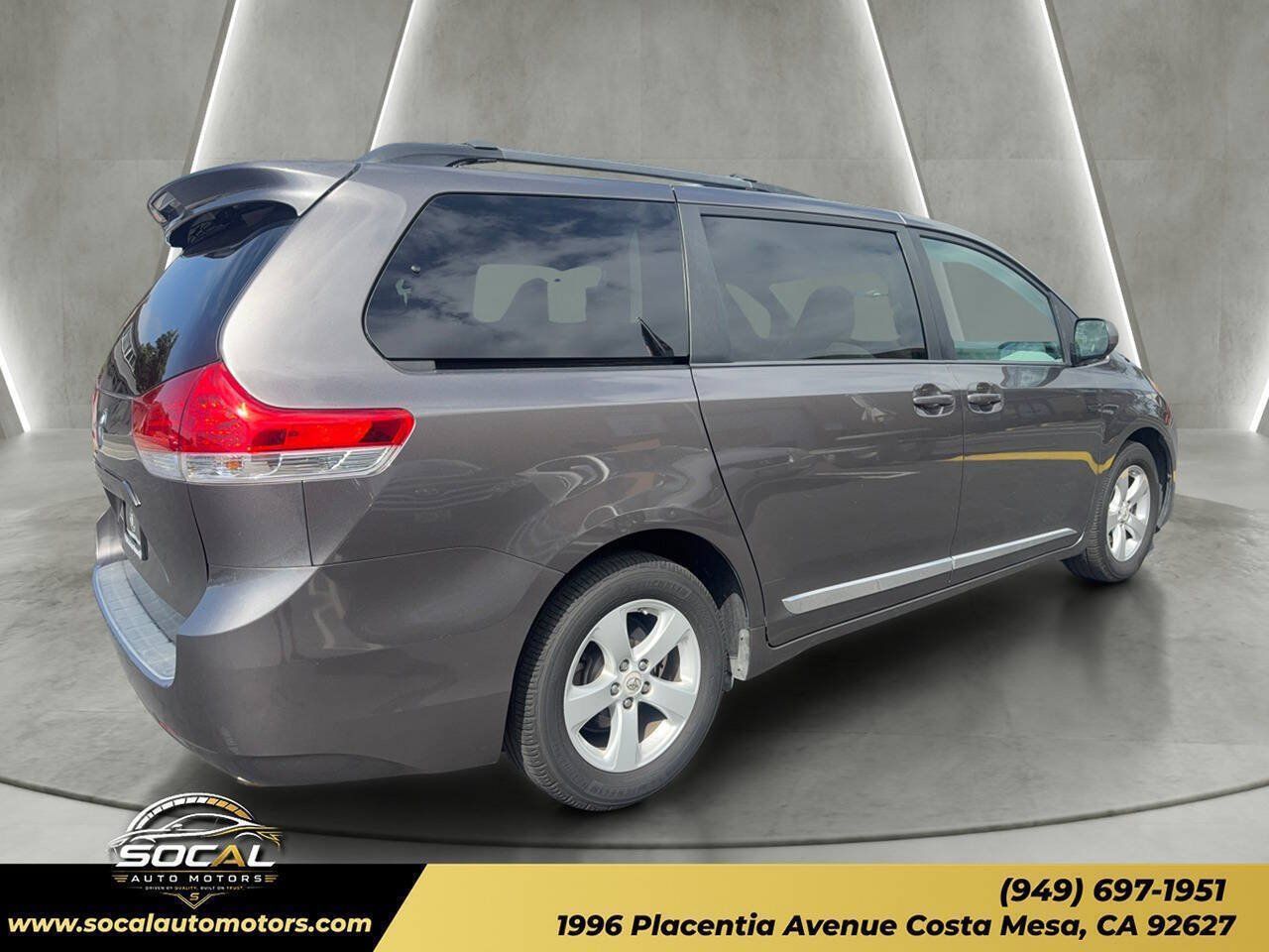Used 2012 Toyota Sienna LE w/ Towing Pkg FWD image 5