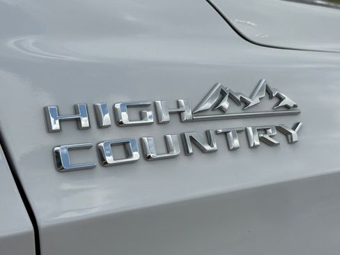 Used 2022 Chevrolet Suburban High Country w/ Premium Package 2 RWD image 31