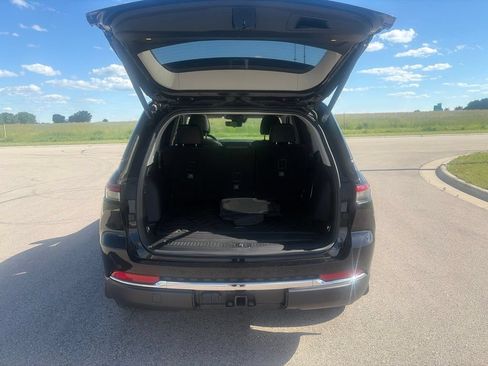Used 2022 Jeep Grand Cherokee Limited w/ Luxury Tech Group II AWD/4WD image 11