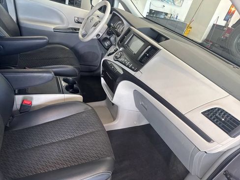 Used 2014 Toyota Sienna SE FWD image 19