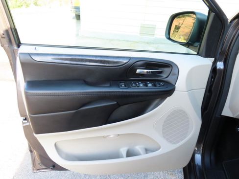 Used 2018 Dodge Grand Caravan SE image 16