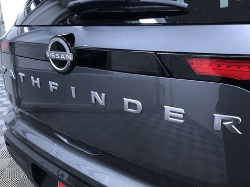 Used 2025 Nissan Pathfinder SV image 16