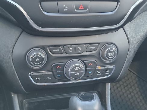 Used 2019 Jeep Cherokee Latitude Plus image 18