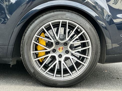 Certified 2022 Porsche Cayenne Turbo S AWD/4WD image 31